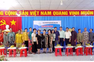 Trao tặng 100 phần quà trong Chương trình “Triệu phần quà san sẻ yêu thương” cho phụ nữ khó khăn thị trấn Óc Eo (huyện Thoại Sơn, tỉnh An Giang).