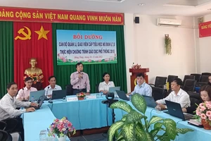 Ông Nguyễn Minh Tâm, Phó Giám đốc Sở GD&ĐT Đồng Tháp phát biểu chỉ đạo lớp bồi dưỡng.