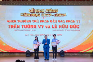 TS Nguyễn Tiến Dũng, Chủ tịch Hội đồng trường ĐH Nam Cần thơ khen thưởng thủ khoa đầu vào khoá 11.