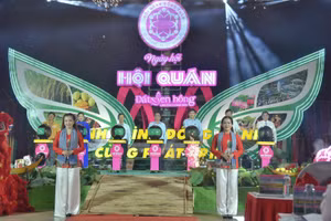 Lãnh đạo thực hiện nghi thức khai mạc Ngày hội