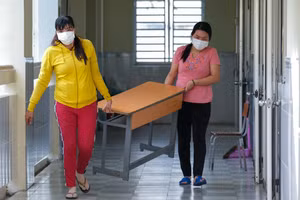 Thầy cô tất bật dọn dẹp trường lớp đón năm học mới.