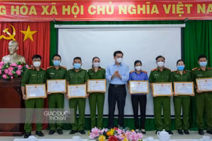 Ông Trần Thanh Bình, Chủ tịch UBND quận Bình Thủy, TP Cần Thơ (đứng giữa) trao giấy khen cho Công an quận.