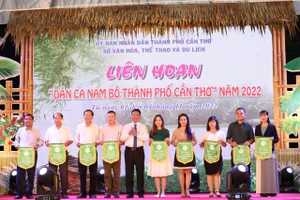 Lãnh đạo thành phố Cần Thơ tặng cờ cho các đoàn tham gia liên hoan.