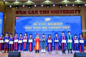 Lãnh đạo nhà trường trao khen thưởng sinh viên tốt nghiệp đại học loại xuất sắc.