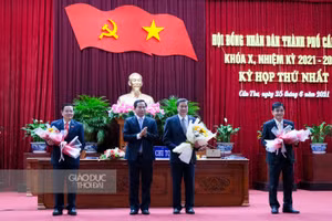 Bí thứ Thành ủy Cần Thơ tặng hoa, chúc mừng Chủ tịch và các Phó Chủ tịch HĐND thành phố.