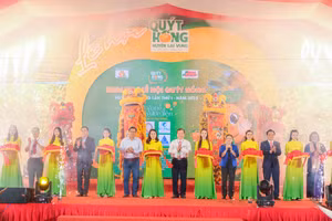 Đại biểu thực hiện nghi thức khai mạc.