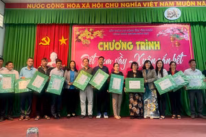 Lãnh đạo Sở tặng quà tết cho công đoàn viên ngành GD.