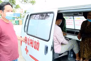 Anh Trần Thanh Khanh (huyện Long Hồ, Vĩnh Long) tham gia giúp đỡ người bệnh chuyển viện.