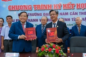 Đại diện Trường Đại học Nam Cần Thơ và Đài PT&TH Hậu Giang ký kết tại buổi lễ.