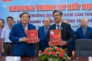 Đại diện Trường Đại học Nam Cần Thơ và Đài PT&TH Hậu Giang ký kết tại buổi lễ.