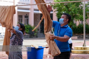 Thầy cô Trường THPT Bình Thuỷ (quận Bình Thuỷ) tổ chức vệ sinh trường lớp sau khi tiếp nhận lại trường học.