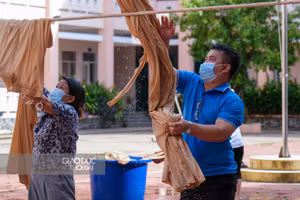 Thầy cô Trường THPT Bình Thuỷ (quận Bình Thuỷ) tổ chức vệ sinh trường lớp sau khi tiếp nhận lại trường học.