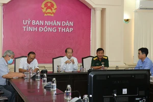 Phó Chủ tịch Uỷ ban nhân dân tỉnh Đoàn Tấn Bửu và lãnh đạo các sở, ngành tại điểm cầu tỉnh (ảnh CTTĐT Đồng Tháp).