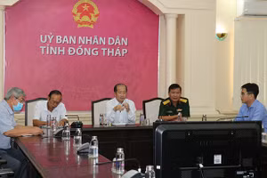 Phó Chủ tịch Uỷ ban nhân dân tỉnh Đoàn Tấn Bửu và lãnh đạo các sở, ngành tại điểm cầu tỉnh (ảnh CTTĐT Đồng Tháp).