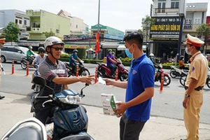 Tăng cường công tác kiểm tra thực hiện 5K nơi công cộng (ảnh: Sở Y tế Cần Thơ).