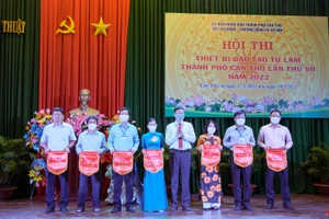 Ông Tiêu Minh Dưỡng, Phó Giám đốc Sở LĐ-TB&XH, Trưởng ban tổ chức hội thi tặng cờ lưu niệm cho các đơn vị tham gia hội thi.