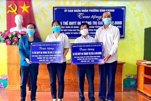 Đại diện Nhóm “Từ thiện Tình thương” TP. Long Xuyên (An Giang) chuyển trao kinh phí mua BHYT học sinh các trường học.