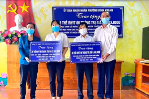 Đại diện Nhóm “Từ thiện Tình thương” TP. Long Xuyên (An Giang) chuyển trao kinh phí mua BHYT học sinh các trường học.