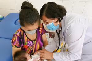 Bác sĩ thăm khám bệnh nhi.