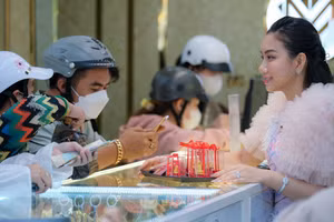 Người dân mua vàng lấy vía, cầu tài lộc đầu năm.