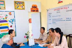 Thầy cô ban tư vấn tâm lý trường học làm việc