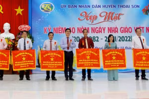 Lãnh đạo Sở GD&ĐT An Giang trao tặng Cờ Thi đua của UBND tỉnh An Giang cho các tập thể.