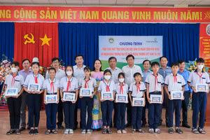 Trao tặng 200 máy tính bảng đến học sinh khó khăn Cần Thơ.