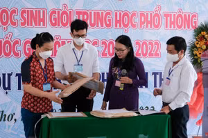 Cán bộ xác nhận bì đựng đề thi còn nguyên vẹn dấu niêm phong, không chắp vá.