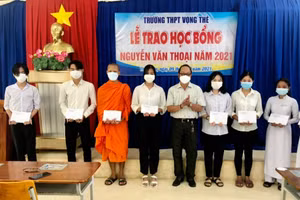 Trao học bổng Nguyễn Văn Thoại đến các em học sinh “Vượt khó, học tốt” năm 2021 tại Trường THPT Vọng Thê (Thoại Sơn)