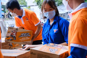 Các tình nguyện viên hỗ trợ vận chuyển hàng hóa lên xe về các điểm thi.