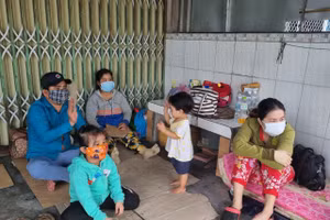 Hàng trăm người dân tự ý về quê bị mắc kẹt tại chốt cửa ngõ tỉnh Hậu Giang.