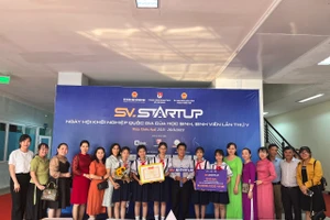 Thầy cô cùng học sinh chụp ảnh lưu niệm tại SV_STARTUP 2023.