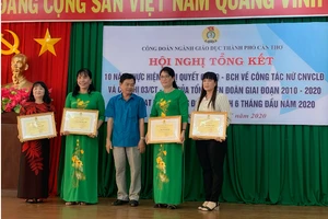 Cô giáo Đinh Kim Oanh (thứ hai từ trái sang) nhận Bằng khen của Công đoàn Ngành Giáo dục Thành phố Cần Thơ.