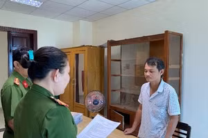 Công an thành phố đọc quyết định khởi tố vụ án, khởi tố bị can (ảnh CA Cần Thơ cung cấp).