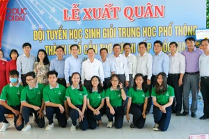 Lãnh đạo thành phố chụp ảnh lưu niệm cùng giáo viên và đội tuyển HS giỏi.