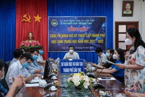 Quang cảnh buổi lễ tổng kết Cuộc thi Khoa học Kỹ thuật cấp thành phố học sinh trung học năm học 2021-2022.