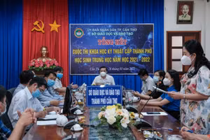 Quang cảnh buổi lễ tổng kết Cuộc thi Khoa học Kỹ thuật cấp thành phố học sinh trung học năm học 2021-2022.