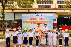 Ban ATGT thành phố tặng nón bảo hiểm cho học sinh trường TH Lê Quý Đôn, quận Ninh Kiều (TP. Cần Thơ)