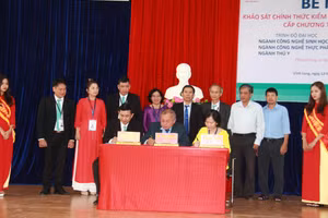 Các đại biểu ký biên bản khảo sát kiểm đinh chất lượng.