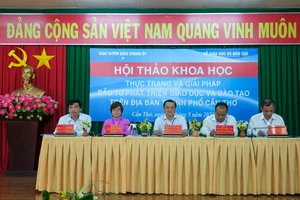 Ban chủ toạ hội thảo.