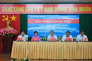 Ban chủ toạ hội thảo.