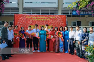 Lãnh đạo Sở GD&ĐT cùng tập thể cán bộ, giáo viên, học sinh Trường THPT chuyên Lý Tự Trọng. 