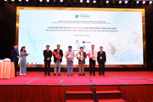 Đại diện bệnh viện tặng hoa cho chuyên gia tại hội nghị.