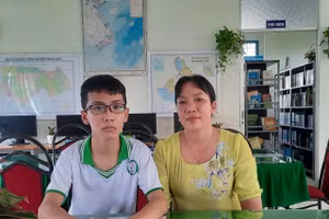 Em Nguyễn Văn Hồng Gấm và cô Phó Hiệu trưởng Trường THPT Vĩnh Trạch (huyện Thoại Sơn, tỉnh An Giang).