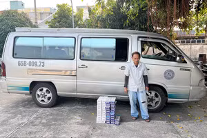 Tài xế Dược cùng phương tiện và tang vật.