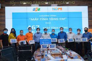 Lãnh đạo UBND thành phố và Sở GD&ĐT TP Cần Thơ tiếp nhận các thiết bị hỗ trợ học tập từ FPT