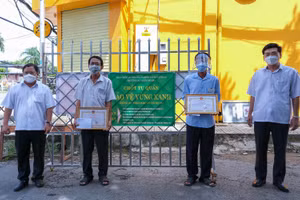 Lãnh đạo Quận ủy, UBND quận Bình Thuỷ (TP Cần Thơ) khen thưởng nóng cán bộ cao tuổi tích cực tham gia phòng chống dịch.