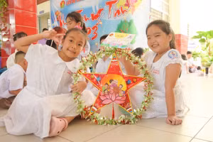 Học sinh hăng hái làm lồng đèn đón Tết Trung thu