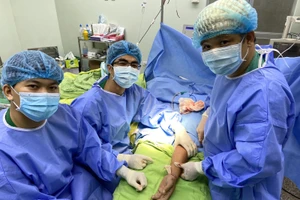 Ê kíp bác sĩ vi phẫu nối thành công bàn tay bị đứt lìa.