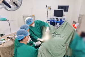 Các bác sĩ phẫu thuật cho bệnh nhân.